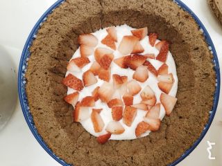8、草莓季的惊喜——草莓炸弹蛋糕,倒入一半草莓奶油,撒上2大颗草莓粒