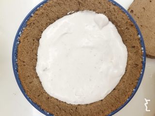 9、草莓季的惊喜——草莓炸弹蛋糕,再倒入剩下的草莓奶油,不要完全倒满,留出盖蛋糕盖子的空间