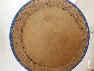 10、草莓季的惊喜——草莓炸弹蛋糕,盖好蛋糕盖子,放入冰箱冷藏定型,至少一小时