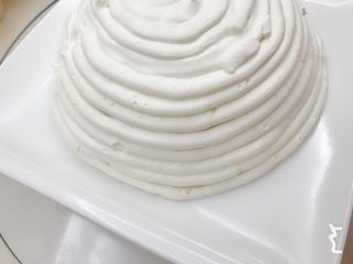 11、草莓季的惊喜——草莓炸弹蛋糕,蛋糕扣在盘子上,将淡奶油(2)加糖(3)打发,先用裱花袋挤上一圈圈奶油