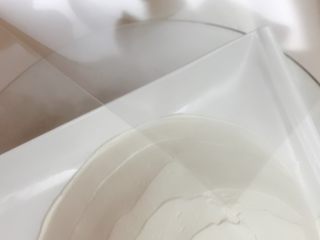 12、草莓季的惊喜——草莓炸弹蛋糕,用小抹刀大致抹一下,再用软的慕斯围边自下而上刮平