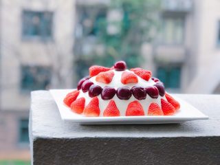 14、草莓季的惊喜——草莓炸弹蛋糕,贴上草莓、车厘子或蓝莓等水果做装饰