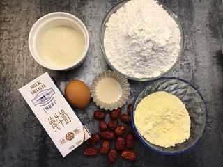 1、牛奶玉米面发糕,准备好所有食材