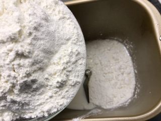 6、牛奶玉米面发糕,加入面粉