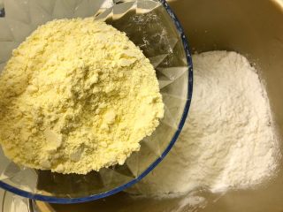 7、牛奶玉米面发糕,加入玉米粉