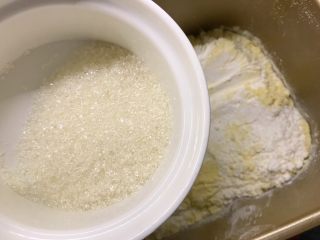 8、牛奶玉米面发糕,细砂糖和酵母对角放，开启揉面模式十五分钟左右