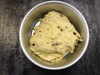 11、牛奶玉米面发糕,将面团取出放入模具内