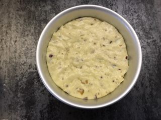 12、牛奶玉米面发糕,手表面沾点水，将面团压平