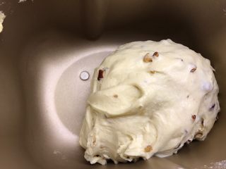 10、牛奶玉米面发糕,揉好后加入红枣粒继续揉五分钟