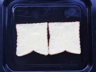 4、脆底芝士蜂蜜吐司,吐司铺在烤盘上。