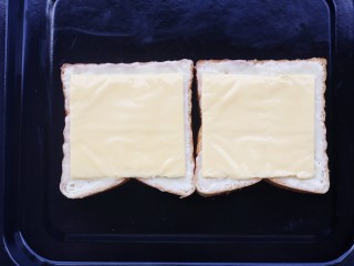 6、脆底芝士蜂蜜吐司,上面铺一层芝士片。