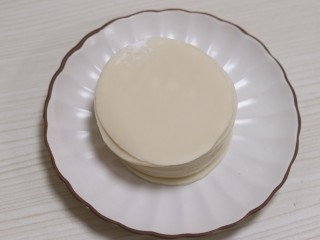 1、脆皮酱香饼,准备饺子皮