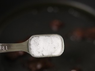 13、脆皮酱香饼,少许盐和白糖