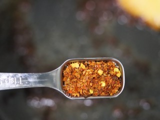 15、脆皮酱香饼,倒入一勺辣椒粉拌匀