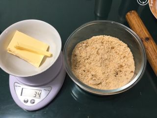 1、云石芝士蛋糕,消化饼干敲碎,黄油过秤。