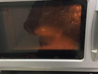 2、云石芝士蛋糕,黄油放微波炉加热至液体,注意看着点黄油会爆的。