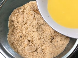 3、云石芝士蛋糕,加入后的黄油液倒入饼干中。