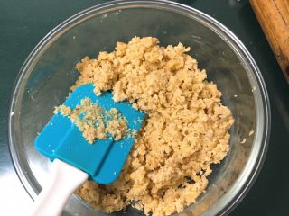 4、云石芝士蛋糕,用刮刀翻拌均匀。