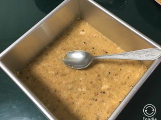 5、云石芝士蛋糕,6寸方模底部放一张烤盘纸,饼干碎倒入用工具压实,放冰箱冷藏。