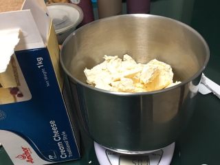 6、云石芝士蛋糕,奶油奶酪过秤。