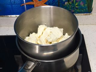 7、云石芝士蛋糕,隔热水融化。