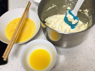 8、云石芝士蛋糕,鸡蛋打散,黄油加热至液体。