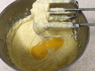 11、云石芝士蛋糕,鸡蛋液分三次加入。