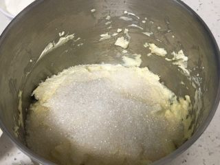 9、云石芝士蛋糕,奶油奶酪弄软后加入细砂糖。