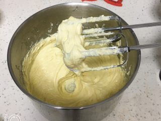 10、云石芝士蛋糕,用打蛋器搅拌均匀。