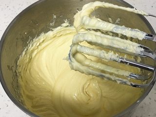 12、云石芝士蛋糕,每加一次搅拌均匀。