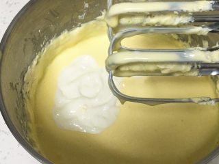 15、云石芝士蛋糕,加入酸奶继续搅拌均匀。