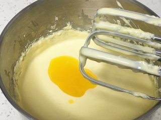 17、云石芝士蛋糕,再加入黄油液,继续搅拌均匀。