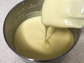 18、云石芝士蛋糕,芝士糊就完成了。