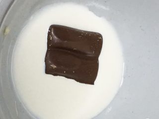 19、云石芝士蛋糕,巧克力和淡奶油也隔热水融化,水的味道60度左右,不能太烫,做好冷却下来。