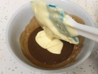 20、云石芝士蛋糕,放一点芝士糊于巧克力液中。