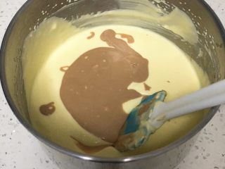 21、云石芝士蛋糕,再将巧克力液倒入芝士糊中,拌几下即可,形成云石状态。