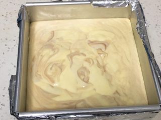 22、云石芝士蛋糕,蛋糕糊倒入方模,方模外层包裹二张锡纸。