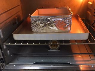 23、云石芝士蛋糕,烤箱预热至175度,金盘中注入适量清水,再将模具坐入水中,烤制时间60分钟。