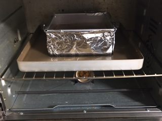 24、云石芝士蛋糕,烤完不要拿出,放烤箱中自然降温30分钟。