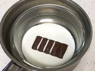 25、云石芝士蛋糕,巧克力和淡奶油再次隔热水融化。