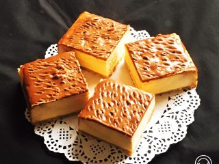 28、云石芝士蛋糕,冷却后的巧克力糊倒在蛋糕上,用工具做出形状。