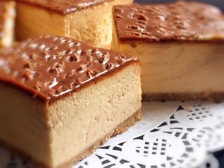 29、云石芝士蛋糕,切芝士蛋糕的要点是,细齿刀在煤气灶上加热一下再切,切好一刀擦干后再下一刀。