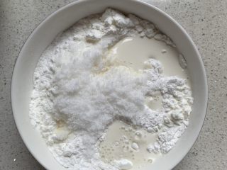2、水果糯米糍,玉米淀粉+糯米粉+糖+牛奶，搅匀
