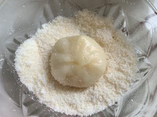 12、水果糯米糍,收好口，在椰蓉里滚一圈