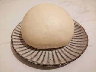 1、#甜味#凤梨蛋黄酥,把油皮中的材料，中筋面粉150克，猪油50克，水60克，糖粉10克放一起，先用橡皮刮刀翻拌，再用手揉成团，盖保鲜膜醒发半小时