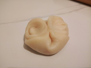 13、#甜味#凤梨蛋黄酥,取一个面团，从第一个操作的开始，中间压一下，两头往中间捏