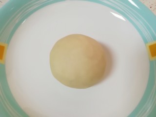 2、枣泥核桃卷,将低筋面粉和猪油混合，用手揉捏成油酥面团。