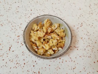 8、枣泥核桃卷,核桃仁烤熟以后趁热揉搓一下去皮(不用完全去掉)，用刀切碎。