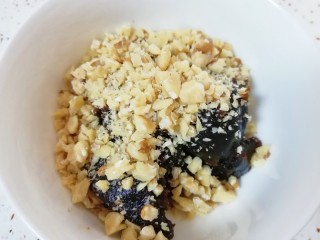 9、枣泥核桃卷,加入枣泥馅里面，用手抓匀。
