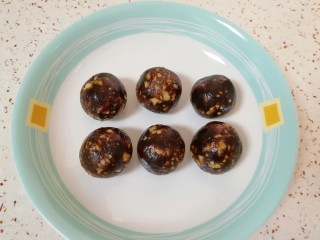 10、枣泥核桃卷,分成六份搓圆备用。 烤箱上下管180度预热。